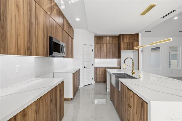 2709 E Pecos Road, Edinburg, TX 78542