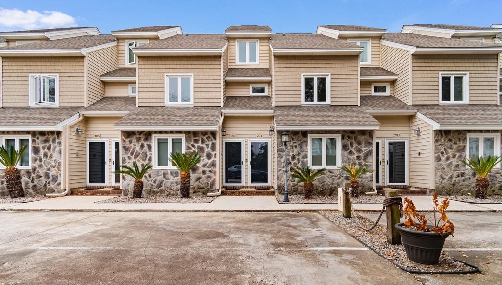 2010 Sand Dunes Dr Apt 204, Myrtle Beach, SC 29577