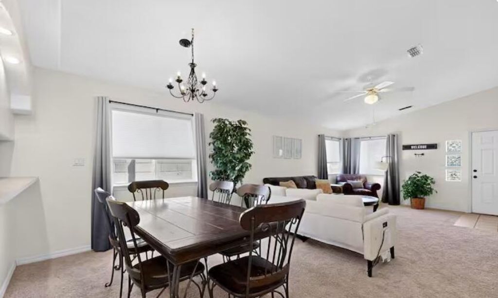 Image 3 of property listing at 8319 Santa Clarita Street NE, Albuquerque, NM 87111