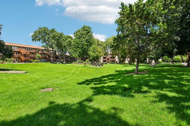 2220 Arbor Circle 25, Downers Grove, IL 60515