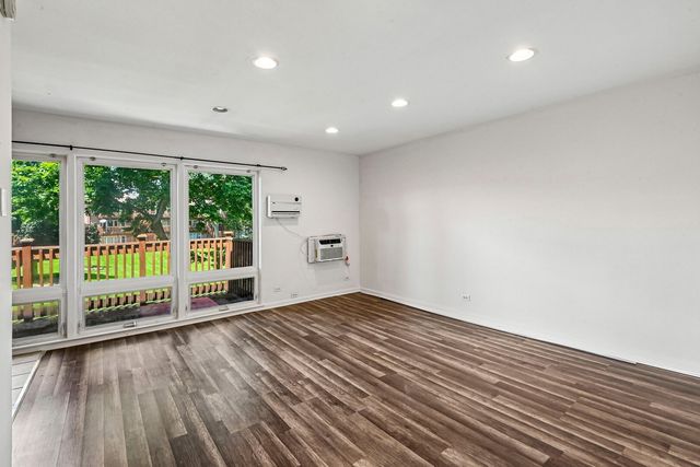 2220 Arbor Circle 25, Downers Grove, IL 60515