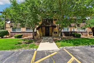 2220 Arbor Circle 25, Downers Grove, IL 60515