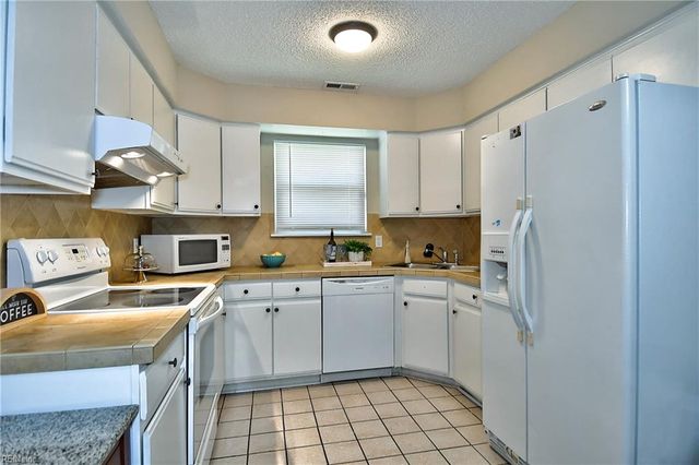 1512 Eagleton Ln, Virginia Beach, VA 23455