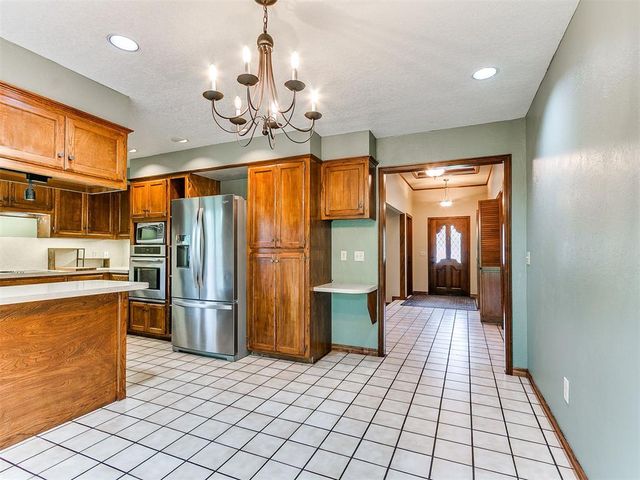 808 Lakeside Circle, Edmond, OK 73012