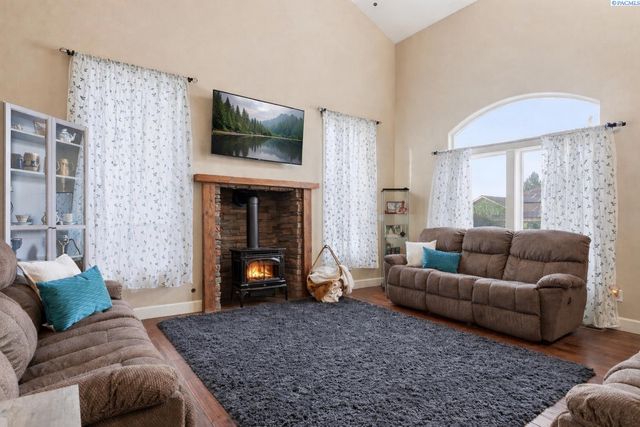 369 Temple Meadow Lane, Richland, WA 99352