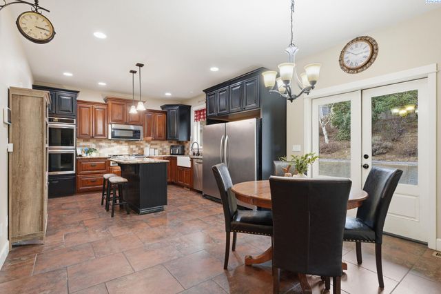 369 Temple Meadow Lane, Richland, WA 99352