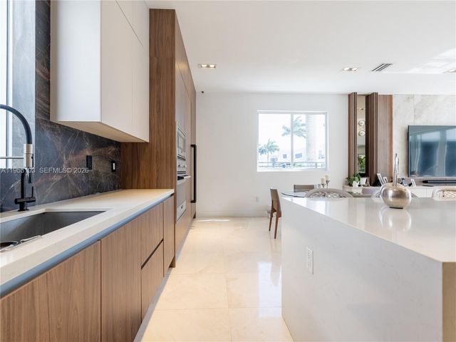 7451 NW 103rd Ct, Doral, FL 33178