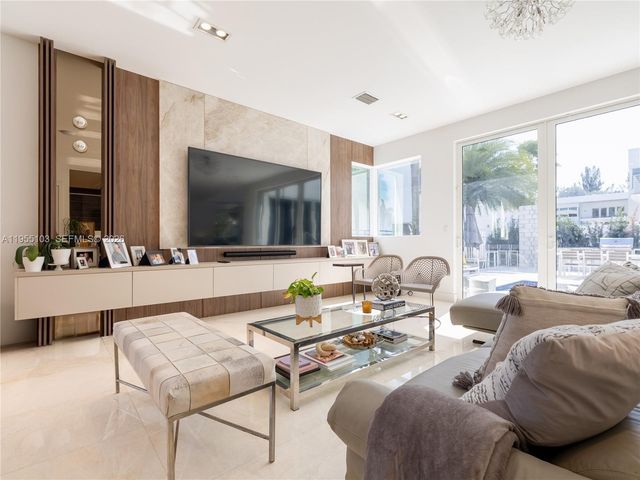 7451 NW 103rd Ct, Doral, FL 33178