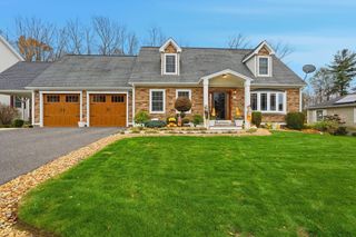 25 Angelica Dr, Springfield, MA 01129