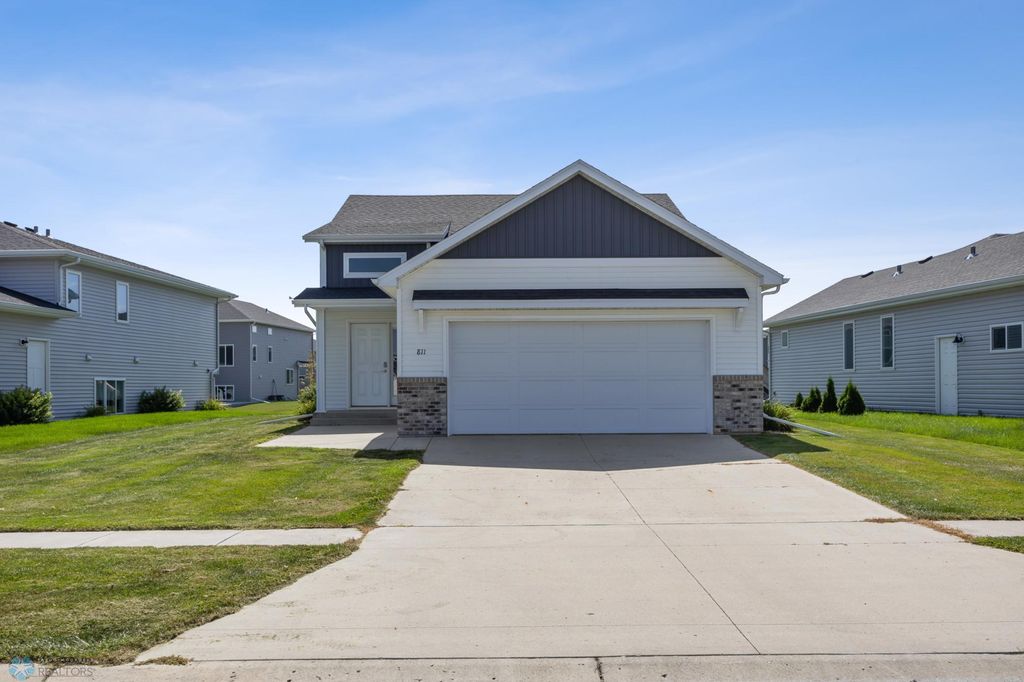 811 Cathy Drive W, West Fargo, ND 58078