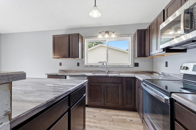 2523 33rd Avenue S, Moorhead, MN 56560