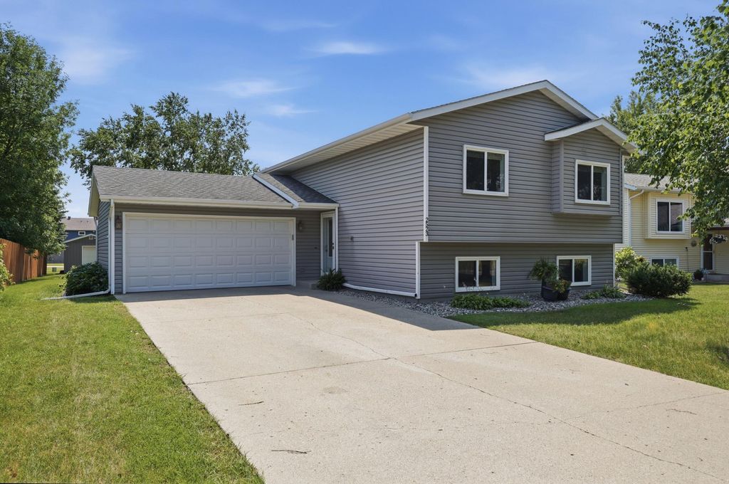 2523 33rd Avenue S, Moorhead, MN 56560