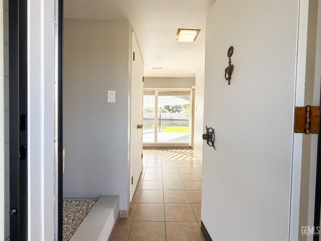 1904 Ridgewood Drive, Bakersfield, CA 93306
