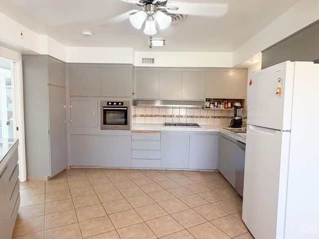1904 Ridgewood Drive, Bakersfield, CA 93306