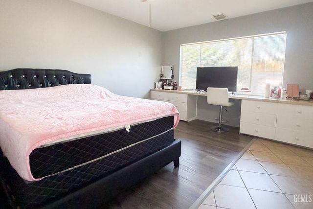 1904 Ridgewood Drive, Bakersfield, CA 93306