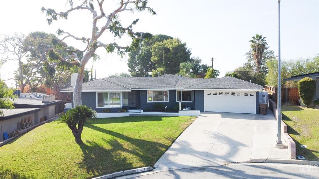 1904 Ridgewood Drive, Bakersfield, CA 93306