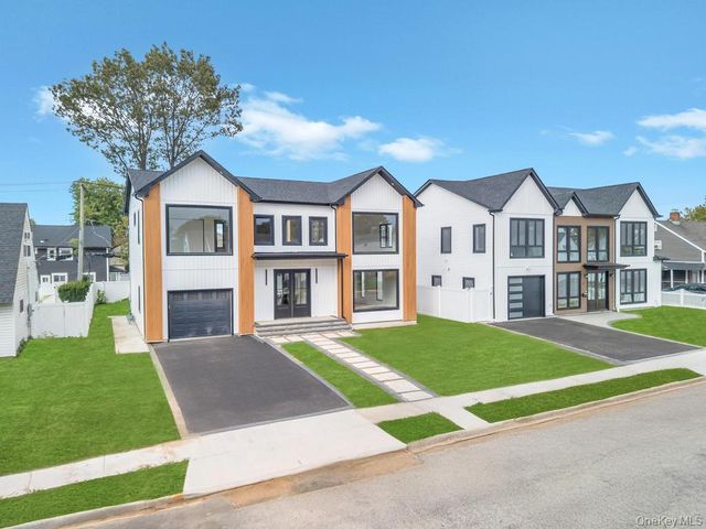 25 Red Maple Dr N, Wantagh, NY 11793