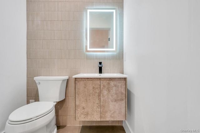 25 Red Maple Dr N, Wantagh, NY 11793