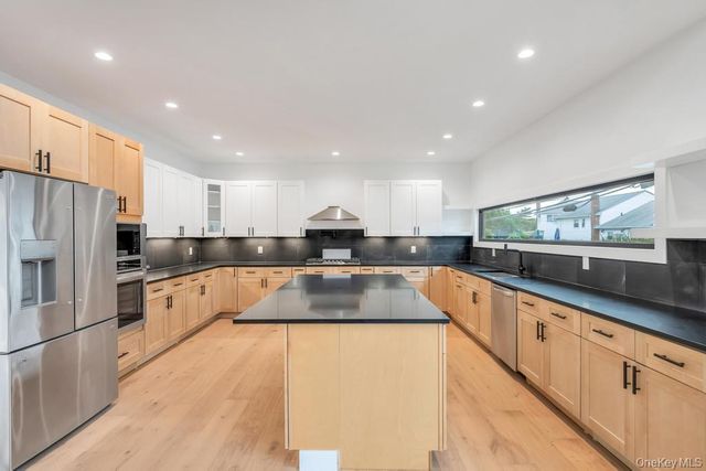 25 Red Maple Dr N, Wantagh, NY 11793