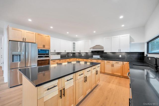 25 Red Maple Dr N, Wantagh, NY 11793