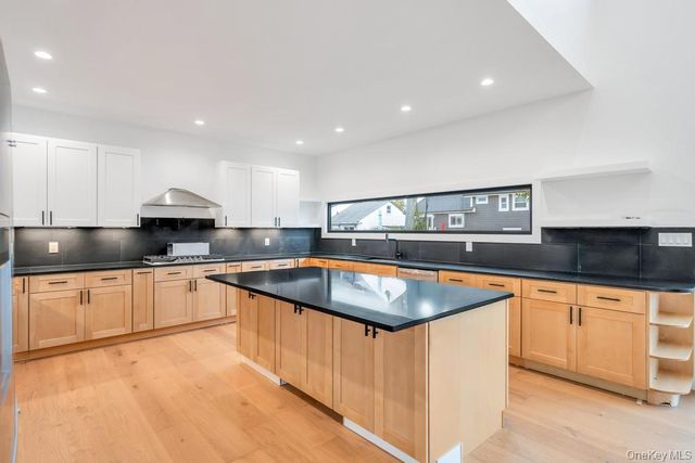 25 Red Maple Dr N, Wantagh, NY 11793