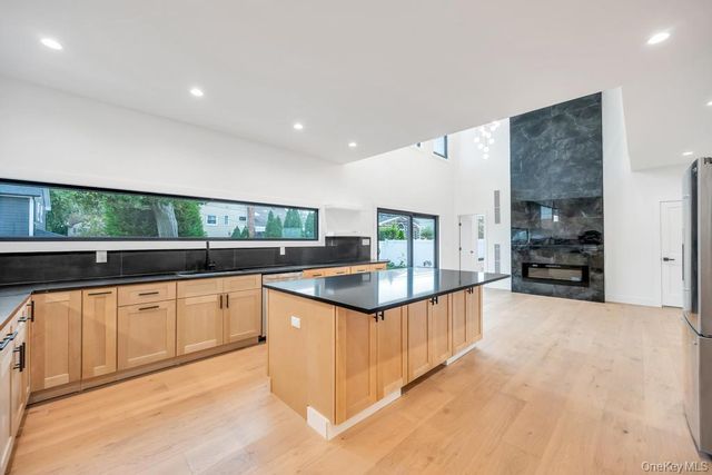 25 Red Maple Dr N, Wantagh, NY 11793