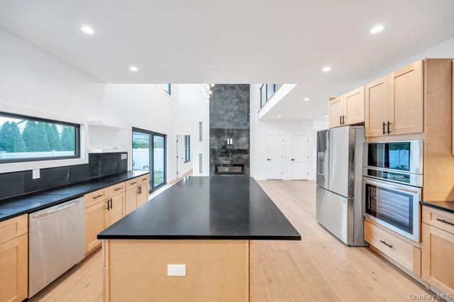 25 Red Maple Dr N, Wantagh, NY 11793