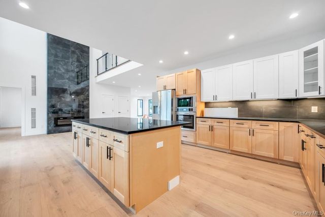 25 Red Maple Dr N, Wantagh, NY 11793