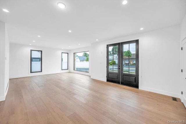 25 Red Maple Dr N, Wantagh, NY 11793