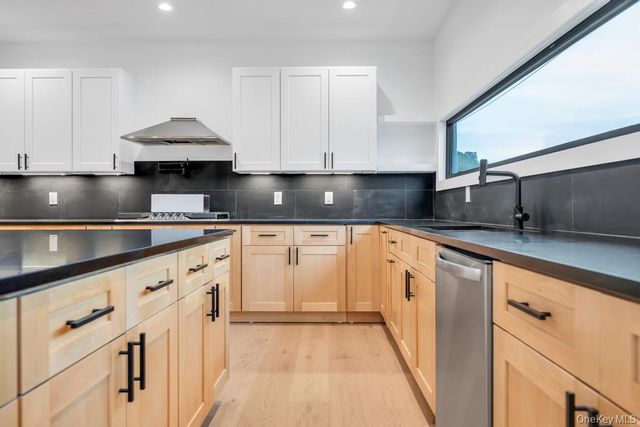 25 Red Maple Dr N, Wantagh, NY 11793