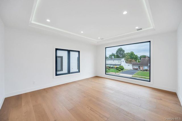 25 Red Maple Dr N, Wantagh, NY 11793