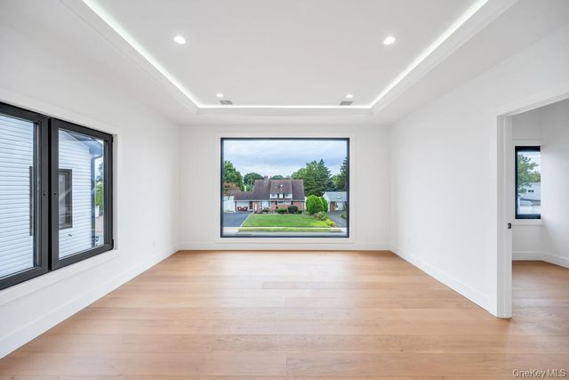 25 Red Maple Dr N, Wantagh, NY 11793