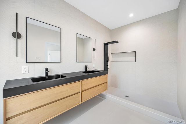 25 Red Maple Dr N, Wantagh, NY 11793