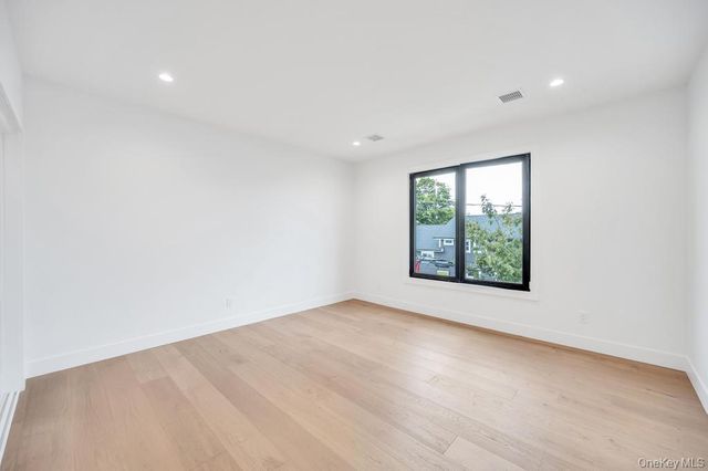 25 Red Maple Dr N, Wantagh, NY 11793