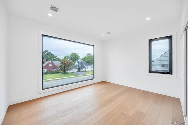 25 Red Maple Dr N, Wantagh, NY 11793