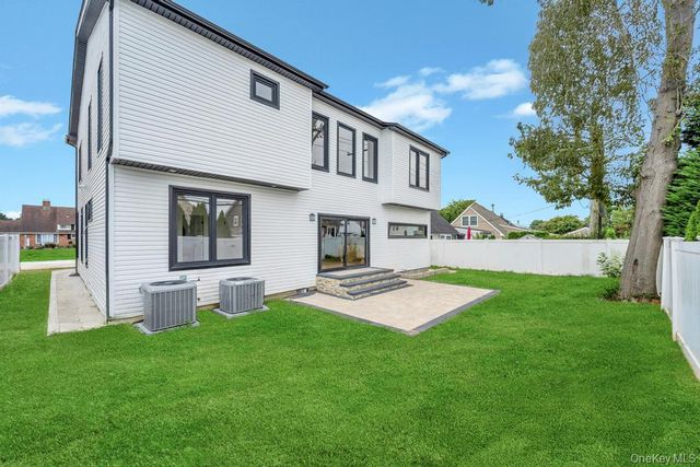 25 Red Maple Dr N, Wantagh, NY 11793