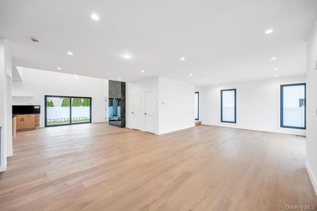 25 Red Maple Dr N, Wantagh, NY 11793