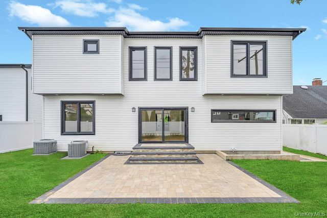 25 Red Maple Dr N, Wantagh, NY 11793