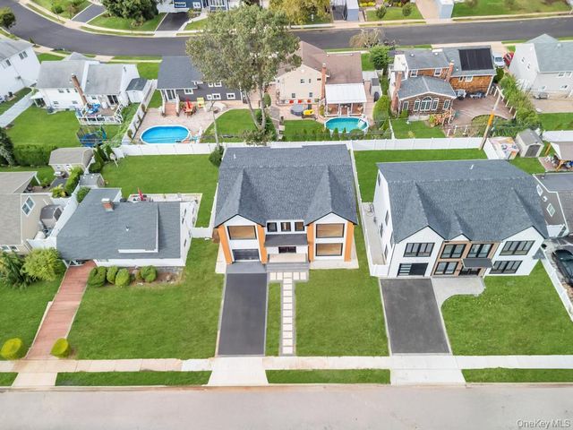 25 Red Maple Dr N, Wantagh, NY 11793