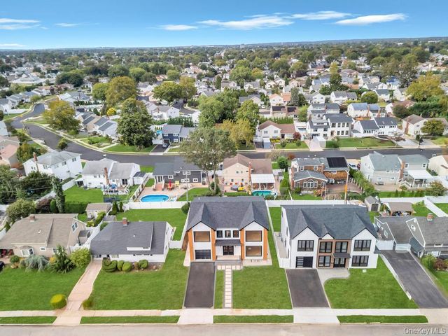 25 Red Maple Dr N, Wantagh, NY 11793