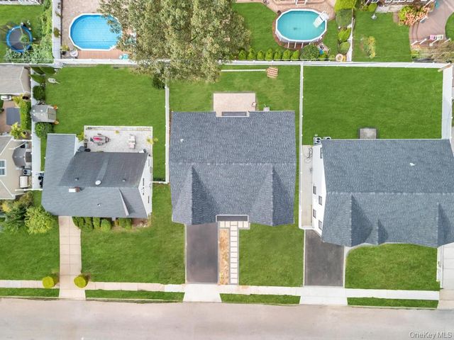 25 Red Maple Dr N, Wantagh, NY 11793