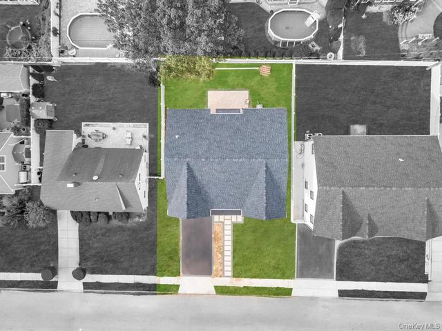 25 Red Maple Dr N, Wantagh, NY 11793