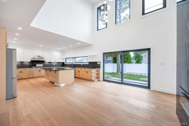 25 Red Maple Dr N, Wantagh, NY 11793