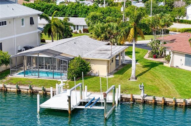 129 Pago Pago DR E, Naples, FL 34113