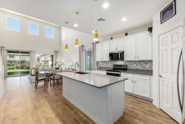 2430 E SAINT ANNE Avenue, Phoenix, AZ 85042