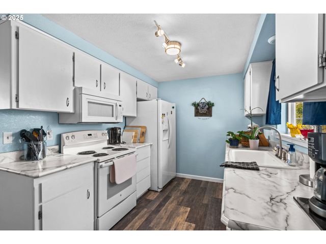 405 CORONA LOOP Rd, Roseburg, OR 97471