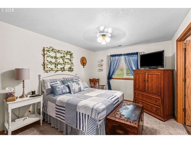 405 CORONA LOOP Rd, Roseburg, OR 97471