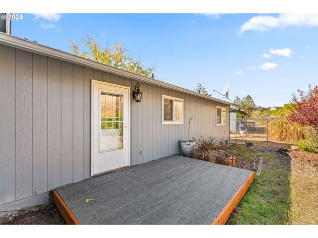 405 CORONA LOOP Rd, Roseburg, OR 97471