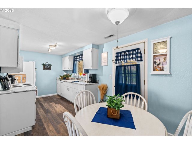 405 CORONA LOOP Rd, Roseburg, OR 97471