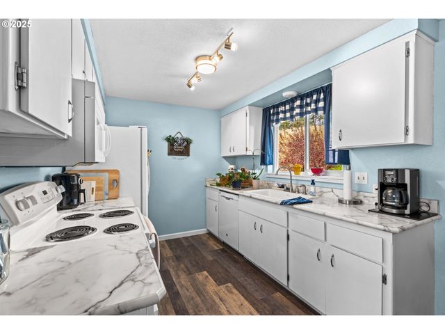 405 CORONA LOOP Rd, Roseburg, OR 97471